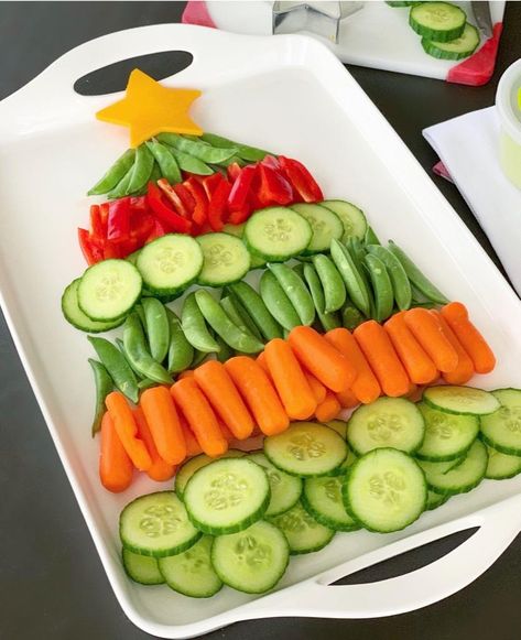 Christmas Tree Appetizer Tray - Crisp Collective Christmas Tree Appetizer, Tree Appetizer, Christmas Veggie Tray, Veggie Christmas, Christmas Vegetables, Appetizer Tray, Vegetable Tray, Christmas Recipes Appetizers, Decorações Com Comidas