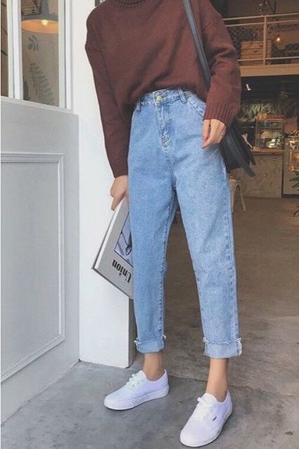 straight leg jeans and classic white sneakers Comfortable Jeans Outfit, Comfy Jeans Outfit, Mom Jeans Outfit, Outfit For Travel, Look Retro, Comfy Jeans, K Fashion, Moda Jeans, Comfortable Jeans