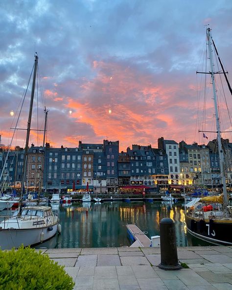 This week’s theme @traveltribeunite is all about SMALL TOWNS . ✨ Last week we returned from a fabulous visit to Normandy, France 🇫🇷 Honfleur has been on my list for many years as we weren’t able to visit this charming village last time we went to Normandy (about 30 years ago) 😔 Honfleur didn’t disappoint! What a lovely small town it is. Quirky little streets, a beautiful harbor, a lot of art shops (the place has been known for hosting many painters 🧑‍🎨) and some great restaurants.🧑‍🍳 Ha... Small Town France, Summer Small Town, Normandy Aesthetic, Honfleur France, France Normandy, France Summer, Normandie France, France Aesthetic, Paris Itinerary