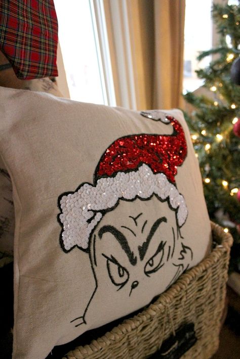 Grinch Room, Grinch Pillow, O Grinch, Grinch Birthday, Grinch Ideas, Diy Grinch, Grinch Decor, Grinch Decorations, Chirstmas Decor