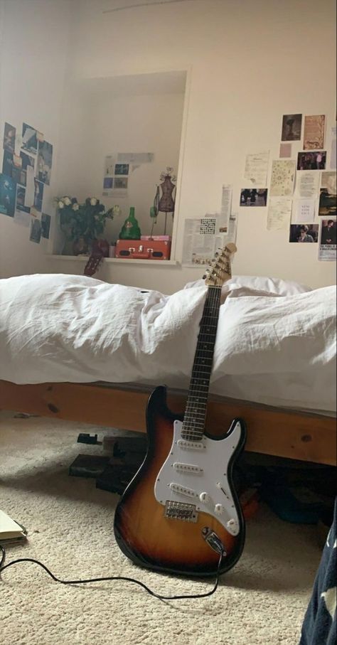 Instruments Aesthetic, Room Sleep, Comfort Space, Mtv Cribs, Dorm Inspiration, Guitar Obsession, Cute Bedroom Ideas, Universal Language, Dreamy Room