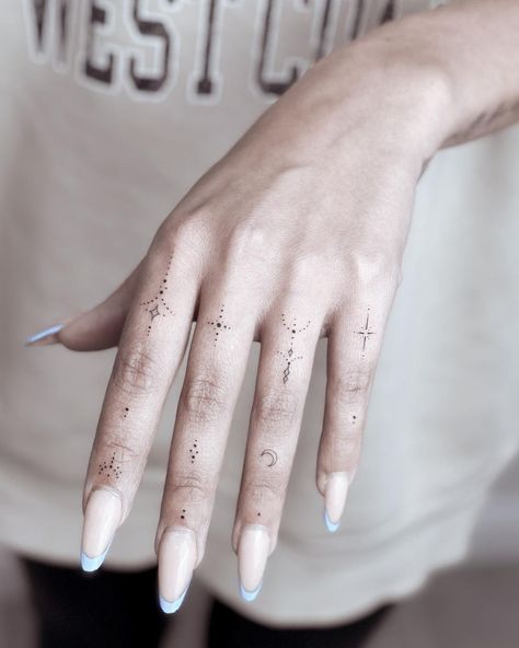 Nina Post | Fineline Tattoos on Instagram: “Some cute delicate finger tatts. Always like jewelry — love it!” Tattoo Main, Simple Hand Tattoos, Fineline Tattoos, Small Finger Tattoos, Petit Tattoo, Finger Tattoo For Women, Cool Wrist Tattoos, Hand And Finger Tattoos, Finger Tattoo Designs