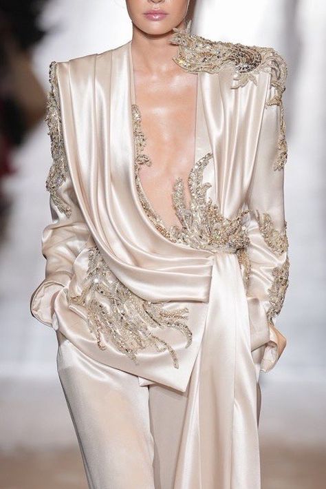 K no X: "Zuhair Murad Couture SS24 https://t.co/icOUonLALH" / X Murad Zuhair, Zuhair Murad Couture, Zuhair Murad Dresses, Fashion Dream Job, Elie Saab Couture, Woman Suit Fashion, Fantasy Gowns, Fashion Project, Zuhair Murad