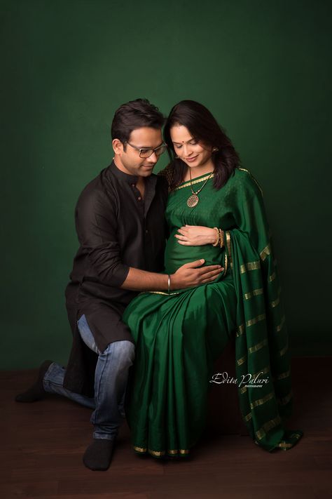 Maternity Photoshoot Poses In Saree, Meternati Photo Shoot Indian, Pre Maternity Photo Shoot, Baby Shower Photography Poses, Engagement Stills, Pre Maternity, Indian Maternity Photos, Pregnancy Video, Dohale Jevan