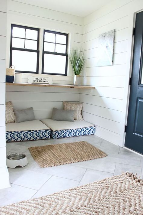 Lakehouse Mudroom, Built In Dog Bed, Mudd Room, Dog Room Decor, Dog Bedroom, Puppy Room, Dog Corner, Dog Spaces, Dog Room