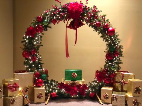 Round Arch Backdrop Christmas, Christmas Photo Booth Decor Ideas, Christmas Wreath Photo Backdrop, Giant Christmas Wreath Photoshoot, Round Arch Christmas Decor, Christmas Wreath Backdrop, Christmas Arch Ideas, Christmas Circle Arch, Christmas Arch Decor