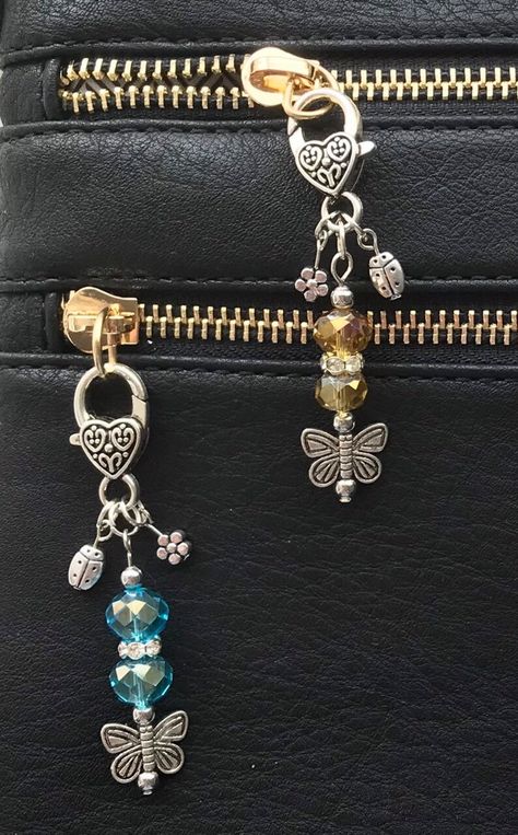 How To Make Zipper Pulls, Beaded Purse Charms, Key Chains Ideas, Charm Bracelet Ideas, Diy Bag Charm, Purse Dangles, Journal Charms, Boho Bag Charm, Purse Charms Diy