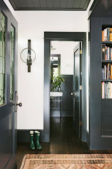 ...I know. It would take you way out of your "comfort zone", but your house would look AWESOME with black doors and trim like this Ms L :) Pintu Interior, Dark Trim, Hal Decor, Interior Minimalista, Painting Trim, Black Doors, Door Trims, Wood Trim, Boho Interior