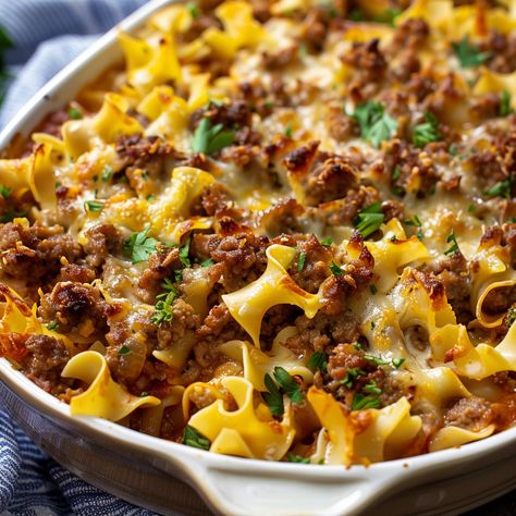 Sour Cream Beef Noodle Casserole Recipes Using Egg Noodles, Ground Beef Noodle Casserole, Egg Noodle Dishes, Pasta Entrees, Beef Noodle Casserole, Beef Pasta Recipes, Hamburger Dishes, Creamed Beef, Noodle Casserole Recipes