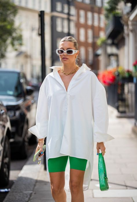 Oversize Shirt Street Style, Very Oversized Shirt Outfit, Oversize Summer Outfit, Oversized Shirt Outfit Summer, Oversized Shirt Outfit Women, Oversized Summer Outfit, Oversize Shirt Outfit, Oversized White Shirt Outfit, White Oversized Shirt Outfit