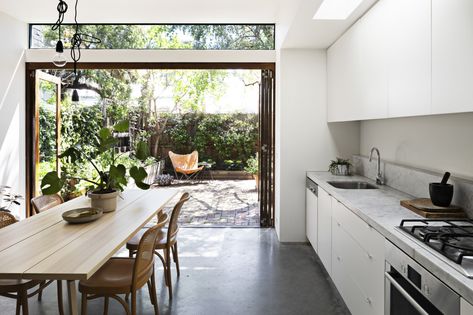 Combining the Kitchen and the Garden: An Indoor-Outdoor Kitchen Remodel in Melbourne Large Open Kitchens, Indoor Outdoor Kitchen, Outdoor Kitchen Bars, Kitchen Designs Layout, Kitchen And Dining Room, Interior Architect, Ikea Kitchen, The Design Files, Outdoor Kitchen Design