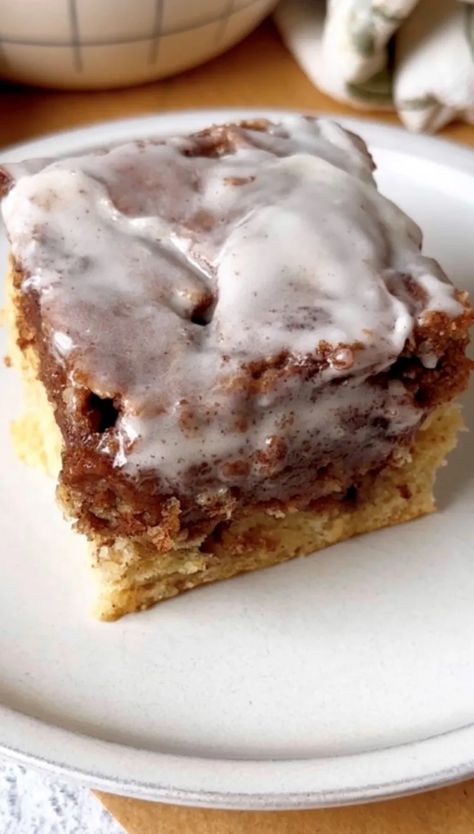 banana crumb Banana Crumb Cake, Banana Coffee Cakes, Coffee Cake Recipes Easy, Powder Sugar, Cinnamon Cake, Banana Cake Recipe, Cinnamon Roll Cake, Cinnamon Butter, Roll Cake