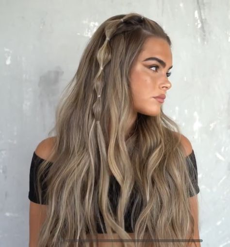 Fall Wedding Hair Guest, Hairstyles Music Festivals, Festival Hair With Fringe, Boho Concert Hair, Folk Concert Hairstyles, Festival Hair Half Up Half Down, Country Music Festival Hairstyles, Billie Eilish Concert Hairstyle, Country Festival Makeup