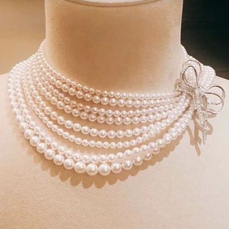 Luxury Pearl Jewelry, Modern Pearl Necklace Design, Big Pearl Necklace, Neck Pieces Jewelry, A Prom Dress, Fancy Jewelry Necklace, Pearl Beaded Necklace, Pearl Jewelry Design, Expensive Jewelry Luxury