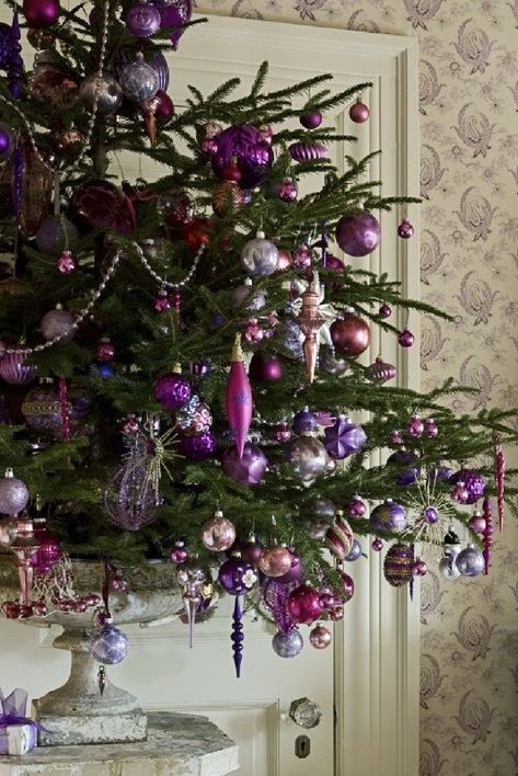 Christmas Tree Color Ideas, Christmas Tree Purple, Christmas Tree Color Schemes, Simple Christmas Tree Decorations, Maximalist Christmas, Monochrome Christmas, White Flocked Christmas Tree, Purple Christmas Decorations, Christmas Tree Colour Scheme