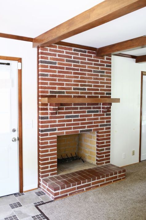 How to paint brick and stone (click through for tutorial) Brick Whitewash, How To Paint Brick, Update Brick Fireplace, Brick Fireplace Remodel, Painted Stone Fireplace, Paint Brick, Brick Painting, Fireplace Makeovers, Brick Fireplace Wall