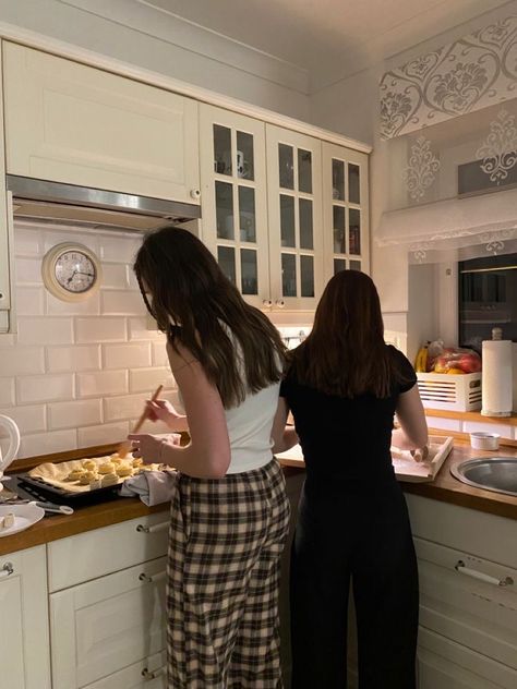 Living With Best Friend Apartment Aesthetic, Bestie Apartment Goals, Sleepover Aesthetic Duo, Shared Apartment Aesthetic, Bffs Aesthetic, Girls Hangout, Roasting People, Roast People, Miss Americana