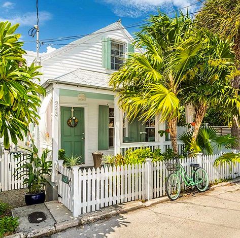 Small Florida House, Beach Style Homes, California Beach Bungalow Exterior, Florida House Aesthetic, Cozy Beach House Exterior, Florida Apartment Exterior, Florida Keys House, Small Beach House Aesthetic Exterior, Modern Key West Style Home Exterior