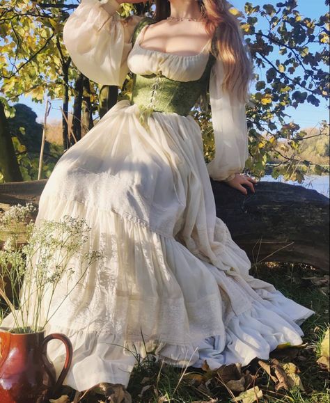 Aesthetic and cute cottagecore outfit ideas Cute Cottagecore Outfits, Gaun Abad Pertengahan, Ren Faire Outfits, Cottagecore Outfit, Cottagecore Dresses, Fair Outfits, Fest Outfits, Mode Hippie, Cottagecore Outfits