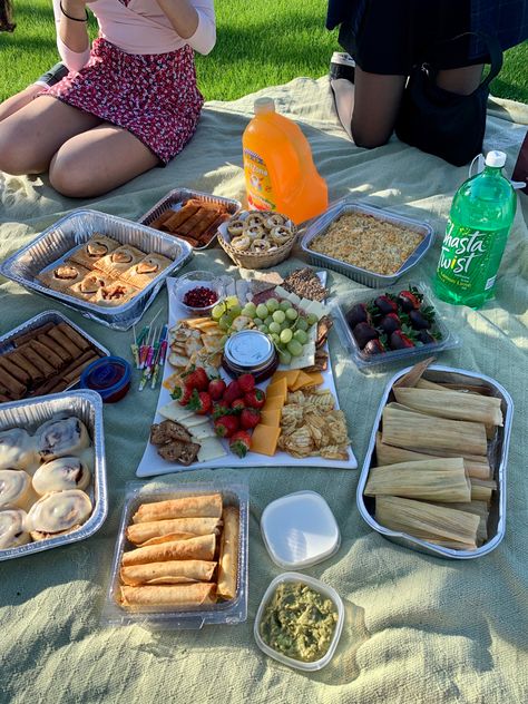 Picnic Food Ideas For Two Friends, Friend Group Picnic Aesthetic, Friend Group Outing Ideas, Outing With Friends Aesthetic, Friends Hanging Out Ideas, Friendsgiving Picnic Ideas, Outing Ideas With Friends, Group Picnic Ideas, Friend Group Picnic