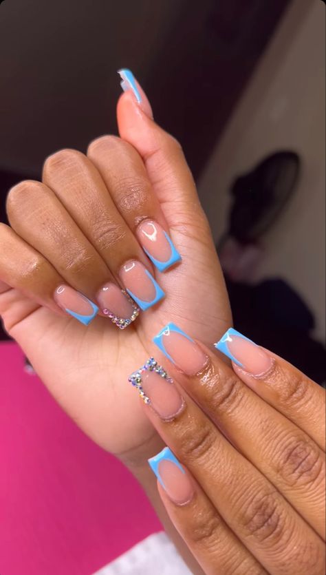 Nails Acrylic Blue Short, Blue French Tip Design Nails, Pretty Back To School Nails, Blue Design Nails Acrylic, Nails Acrylic For School, Nails Acrylic For Birthday, French Tip Nails With Blue, Cute Blue French Tip Nails, Nail Inspo 13 Yo