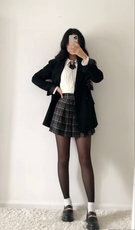 Functional Closet, Aesthetic Closet, Stile Blair Waldorf, Rok Outfit, Loafers Outfit, Academia Outfits, Capsule Closet, Pose Fotografi, Chique Outfits