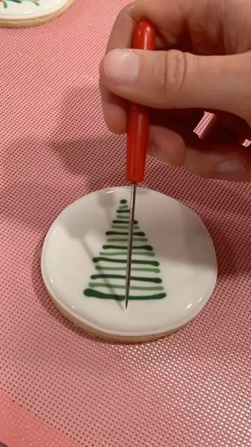 Birch Tree Cookies Decorated, Circle Holiday Sugar Cookies, Baking Cookies Decorated, Fancy Christmas Cookies Decorating Ideas, Gnome Cookies With Strawberries, Cookie Decorating Set Up, Thanks Giving Cookie Ideas, Diy Decorated Cookies, Easy Xmas Sugar Cookies