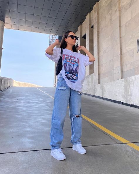 Baggy Outfits Girl, Graphic Tees Outfit Street Style, Baggy Street Style, Baggy Clothes Style, Baggy Tee, Denim Jeans Fashion, Graphic Tee Outfits, Baggy Clothes, Innovative Fashion