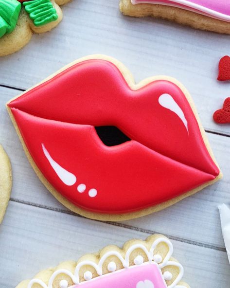 Laura's Cookie Studio on Instagram: “💋 The kiss 💋 Kiss on the forehead: We’re cute together Kiss on the cheek: We’re friends Kiss on the hand: I adore you Kiss on the neck:…” Valentines Cookies Decorated Ideas, Friends Kiss, Kiss On The Forehead, White Royal Icing, Kiss On The Cheek, Valentine Cookies Decorated, Valentines Day Sugar Cookies, Cookie Icing Recipe, Valentine Sugar Cookies