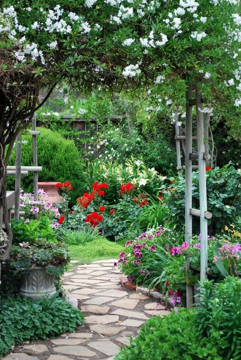 Lovely path Pinterest Garden, Garden Walkway, Stone Path, The Secret Garden, Garden Pathway, Gorgeous Gardens, Garden Cottage, Country Gardening, Garden Stones