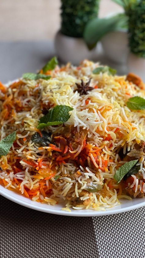 Healthy Chicken Skillet, Sindhi Biryani, Biryani Masala, Dry Spices, Orange Food, Crazy Adventures, Sliced Tomatoes, Veg Biryani, Chicken Biryani Recipe