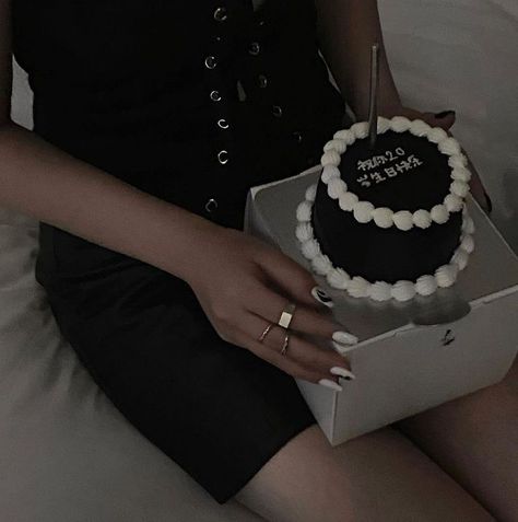 Small Cake Photoshoot, Small Black Birthday Cake, Black Mini Cake, Small Black Cake, Black Birthday Cake Aesthetic, Black Birthday Aesthetic, Black Bday Cake, Birthday Cake Aesthetic Black, Happy Birthday Aesthetic