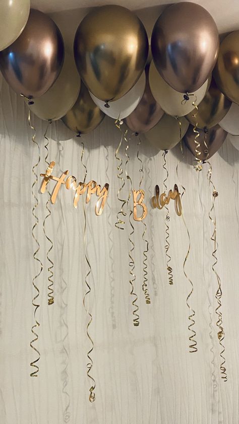 Aesthetic birthday Minimal 21st Birthday Decor, Simple Party Aesthetic, Minimal Birthday Decorations At Home, Minimal Bday Decor, Simple Happy Birthday Decor, Aesthetic Balloon Decorations, Deco Birthday Simple, October Birthday Aesthetic, Elegant Birthday Theme