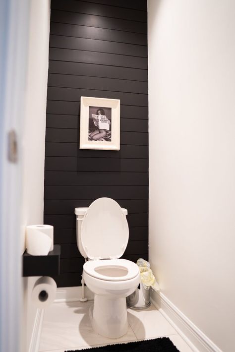 Accent wall black shiplap bathroom Black Shiplap, Shiplap Bathroom, Shelves Floating, Bathroom Master, Organization Bathroom, Storage Bathroom, Bathroom Farmhouse Style, Powder Room Design, Bathroom Modern