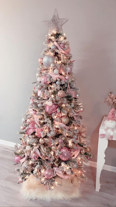 Pink Christmas Decorations Living Room, Pink Xmas Decorations, Pink Christmas Bedroom, Pink Christmas Tree Decorations, Rose Gold Christmas Tree, Christmas Tree Inspo, Christmas Dreaming, Rose Gold Christmas, Pink Xmas