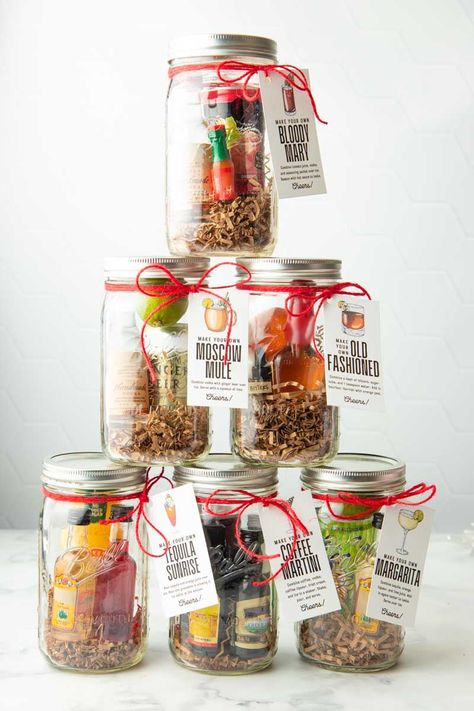 Christmas Alcohol Gifts, Diy Cocktail Kit, Mason Jar Cocktails, Holiday Shopping List, Liquor Gifts, Diy Cocktails, Cocktail Gifts, Christmas Gift Basket Ideas, Cocktail Kits