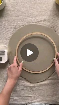 Diy Ceramic Bowl, Ceramics Pottery Bowls, Slab Ceramics, Pottery Pots, Beginner Pottery, Contemporary Pottery, Handmade Ceramics Pottery, Pottery Videos, Cerámica Ideas