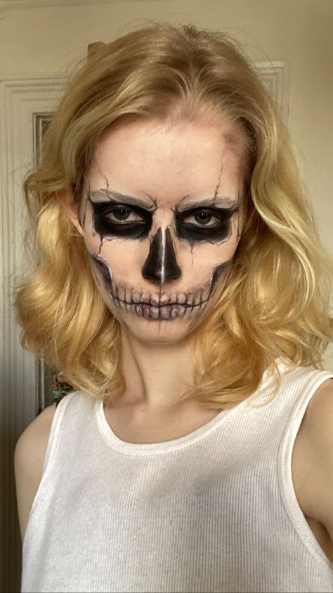 Bottom Half Skull Makeup, Skeleton Makeup For Halloween, Skeleton Makeup Scary, Cute Spooky Makeup, Skeleton Clown Makeup, Monster Makeup Easy, Halloween Makeup Looks Skeleton, Halloween Makeup Female, Easy Skeleton Face Paint