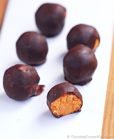 Pumpkin Truffles Truffles No Bake, Pumpkin Pie Truffles, Vegan Halloween Candy, Dolce Diet, Fudge Balls, Halloween Candy Recipes, Pumpkin Truffles, Pumpkin Fudge, Chocolate Covered Katie