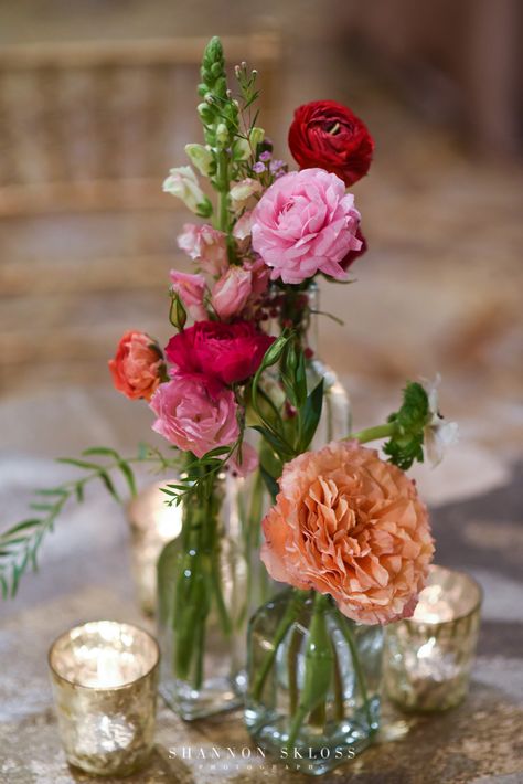 Ranunculus and Garden Rose Bud Vase Centerpiece Bud Vases Wedding, Bud Vases Arrangements, Bud Vase Centerpiece, Rose Centerpieces, Flowers Vase, Flower Vase Arrangements, Vase Crafts, Wedding Table Flowers, Pink Vase