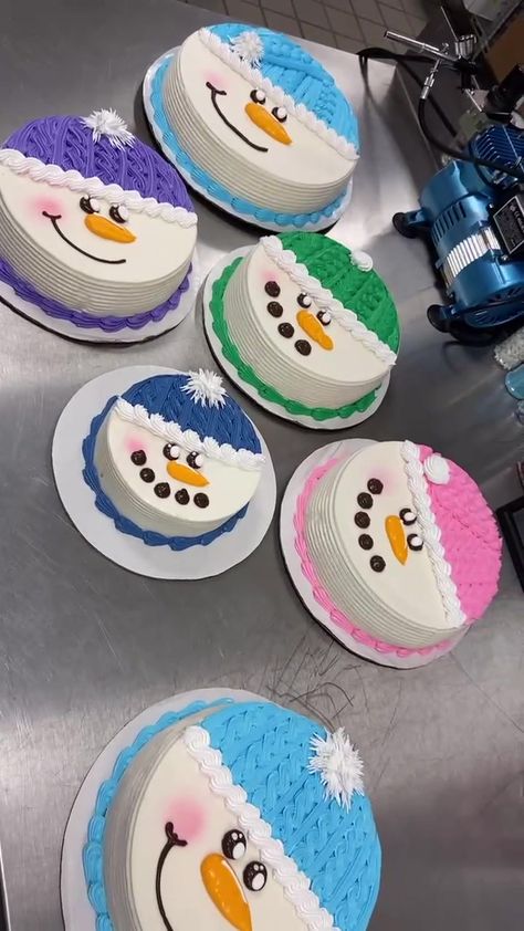 DairyQueenShelbyTwp(@dqshelbytwpmi) on TikTok: Since everyone liked my last snowman cake so much, I made him some friends☃️#dq #dairyqueen #dqcakes #cakedecorator #cakedecorating #icecreamcake #fyp Xmas Cake Designs, Christmas Cake Designs Easy, Cake Designs For Christmas, Christmas Round Cake Ideas, Cake Design Christmas, Christmas Cake Decorations Easy, Winter Cookie Cake Ideas, Cute Christmas Cakes Easy, Fun Christmas Cake