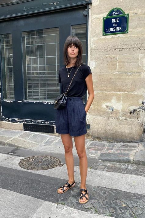 Navy Shorts Outfit, Spring Shorts Outfits, Denim Shorts Outfits, Casual Chic Denim, Hot Summer Outfits, Denim Shorts Outfit, Outfits For Summer, French Women Style, Shorts Outfits Women