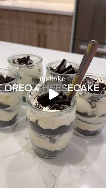 Oreo Cheesecake Ice Cream, Oreo Cake In Cup, Cookies And Cream Dessert Cups, Triffle Desserts Cups, Whipped Cream Recipes Desserts, Cup Dessert Ideas, Easy Oreo Cheesecake Recipes, Quick Treats Easy, Oreo Cream Cheese Dessert