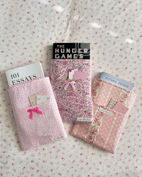 One of my favorites that recently launched: kindle & book sleeves🥹🎀📒💘🫶🏻 Shop on my Etsy shop or tiktok shop using the link in my bio!🩵🔗 Book Sleeve Aesthetic, Sew Ipad Case, Diy Sewn Christmas Gifts, Quilted Computer Sleeve, Sewing Projects Christmas Gifts, Cute Sewing Gifts, Extra Fabric Ideas Diy, Sewing Machine Projects For Beginners, Book Sleeve Diy