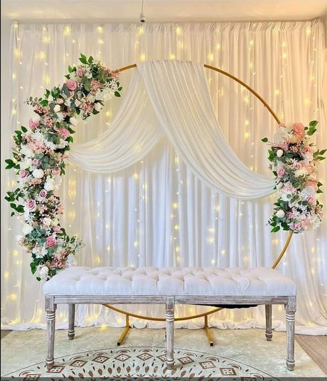 Indian Wedding Reception Stage Decor, Round Arch Draping, Maiyan Decor Backdrop, Stage Decorations For Engagement, Engagement Setup Ideas, Sagai Decoration, Roka Decoration Ideas, Wedding Backdrop Design Simple, Indoor Engagement Decorations