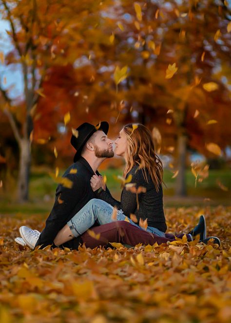 Engagement Announcement Picture Ideas, Fall Pictures Couples Outfits, Couple Picture Ideas Girlfriends, Picnic Table Engagement Photos, Fall Couple Pictures Woods, Fall Park Photoshoot Couple, Fall Pics Couples, Fall Boyfriend Girlfriend Pictures, Fall Inspo Family Pictures