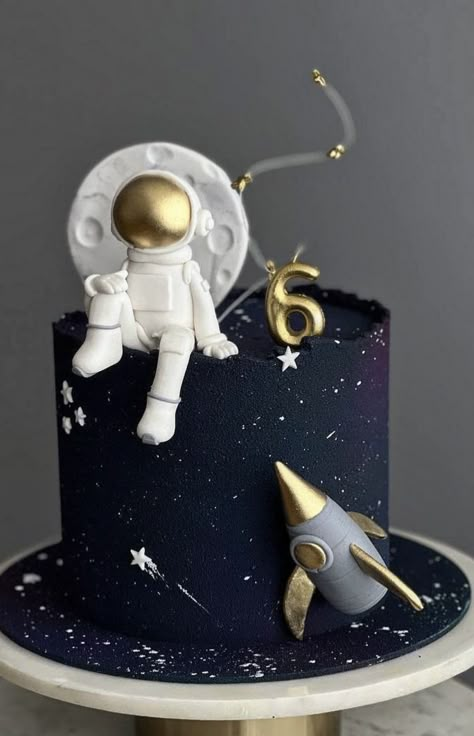 Planet Birthday, Planet Cake, Galaxy Party, Astronaut Party, Boys 1st Birthday Party Ideas, Astronaut Birthday, Baby Boy 1st Birthday Party, Boy Birthday Party Themes, Space Birthday Party