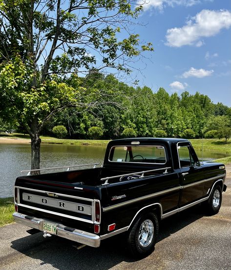 Old School Ford Trucks, Old School Trucks, 90s Truck, Classic Trucks Chevy, Old Ford Pickup Truck, Truck Aesthetic, Old Chevy Pickups, Retro Truck, Black Truck