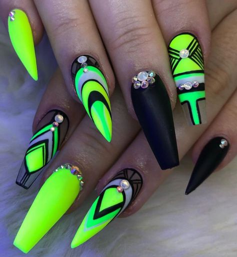 Wild Nail Ideas, Rave Nails, Lime Green Nails, Neon Green Nails, Glow Nails, Dope Nail Designs, Pretty Nail Art Designs, Crazy Nails, Black Nail Designs