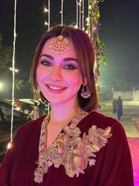 Pakistani Makeup Looks, Pakistani Makeup, Pakistani Bridal Makeup, Paid Promotion, Hania Amir, Celebrity Makeup Looks, Ethnic Hairstyles, Desi Fashion Casual, Simple Makeup Looks